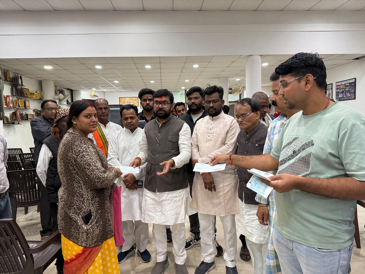 buntyviveksahu's tweet photo. 📍 सांसद कार्यालय, छिंदवाड़ा
आज संसदीय क्षेत्र के जरूरतमंद नागरिकों को चेक के माध्यम से आर्थिक सहायता प्रदान की गई।
जनता की सेवा और सहयोग ही मेरा परम संकल्प है।
#जनसेवा_ही_मेरा_संकल्प #Chhindwara #PublicService #MPOffice https://t.co/RssMuMCWOd