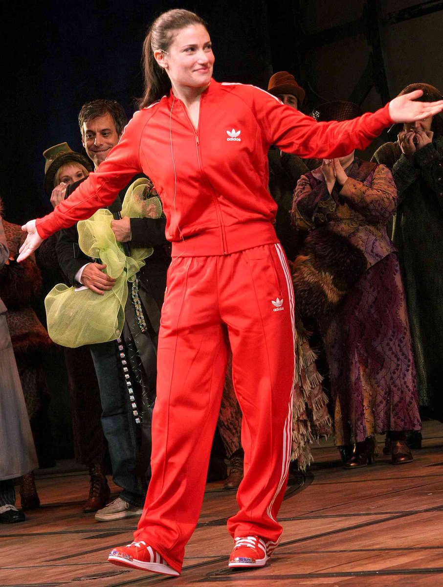 No one can rock a red suit quite like Idina Menzel ❤️