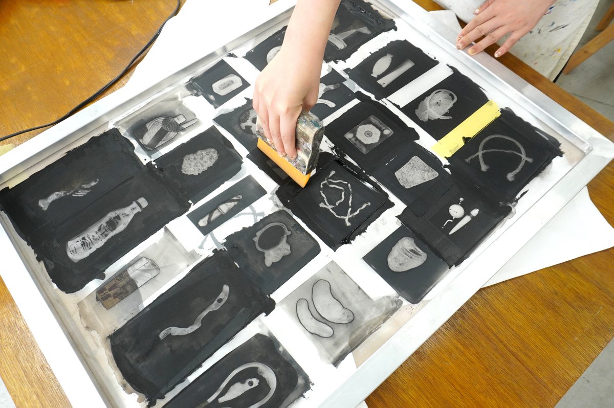 【#みんなのスリマッカ】
絵柄をランダムに選んでの総柄印刷！🦒

超大判サイズに複数のデザインを配置して製版し、印刷したい部分だけ刷って総柄に仕上げました〇

一ヵ所刷るごとに乾かしたり版を拭いたりと根気のいる作業ですが、できあがりは圧巻ですね👏

#surimacca #スリマッカ