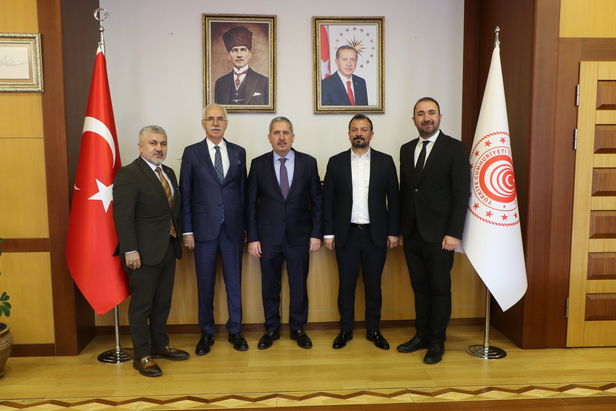 Ankara Ticaret Odası Yönetim Kurulu Başkan Yardımcısı Temel Aktay, Ticaret Bakan Yardımcısı Mahmut Gürcan’ı ziyaret etti.

ATO üyelerinin gündeminde yer alan konuların aktarıldığı ziyarette Aktay’a, ATO’nun 16 No’lu Ekmek ve Unlu Mamuller Meslek Komitesi Meclis Üyeleri Emre