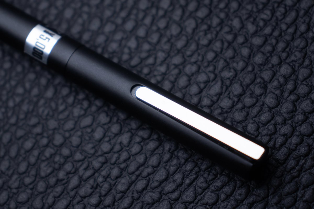 GA200000's tweet image. PLATINUM Z シャープペンシル

マットな塗装で高級感がすごい
見た目よりずっしりしていて書きやすい

ロゴの彫り込みがかっこいい