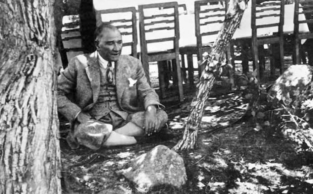 Oturmuş türkü söylüyor iki gözümün çiçeği ♥️