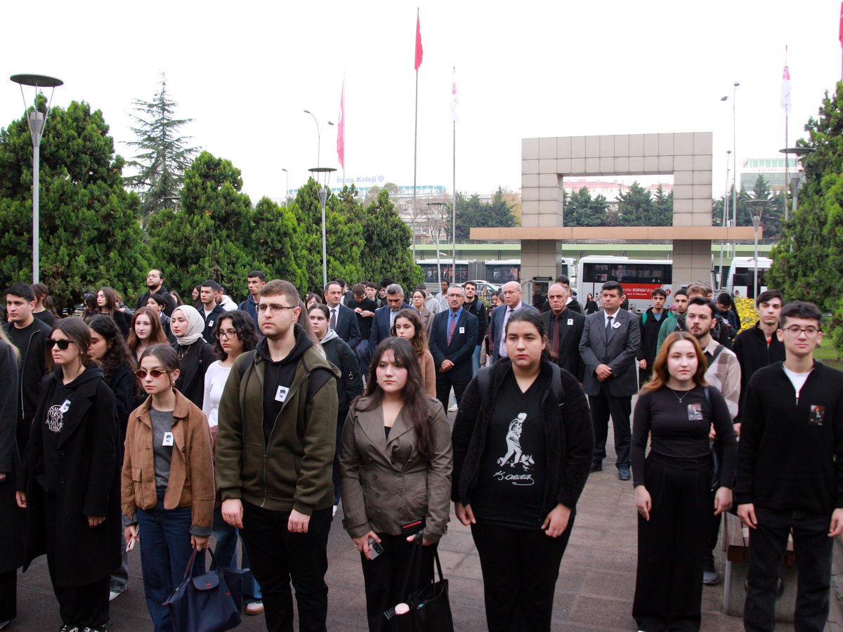 Kültür ailesi olarak bugün saat 9.05'de Bakırköy yerleşkesi Ataköy binamızın ön bahçesinde Atamızı andık...

#10Kasım #Atatürk