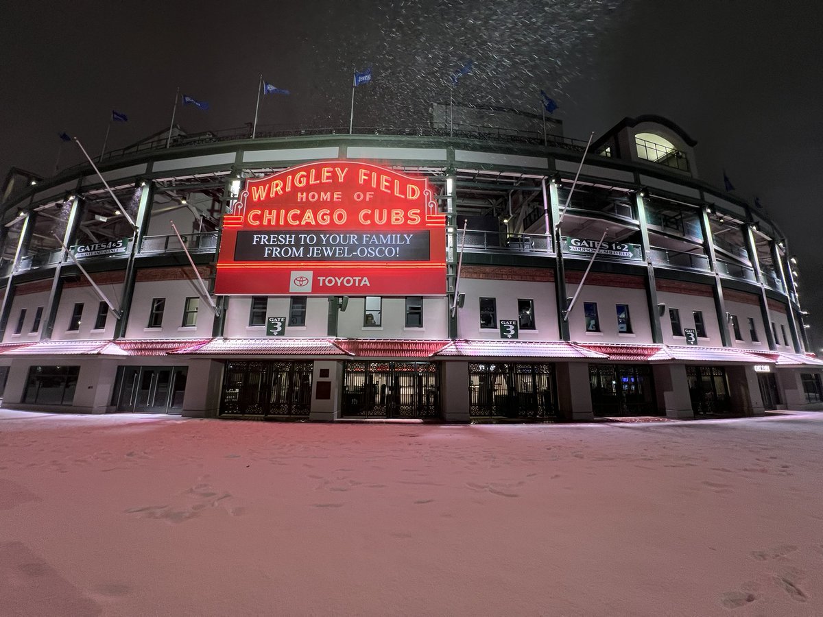 NateGchi's tweet photo. First snow of the season in Chicago. 2am at Wrigley Field ❄️ https://t.co/Hbo8mAMLQg