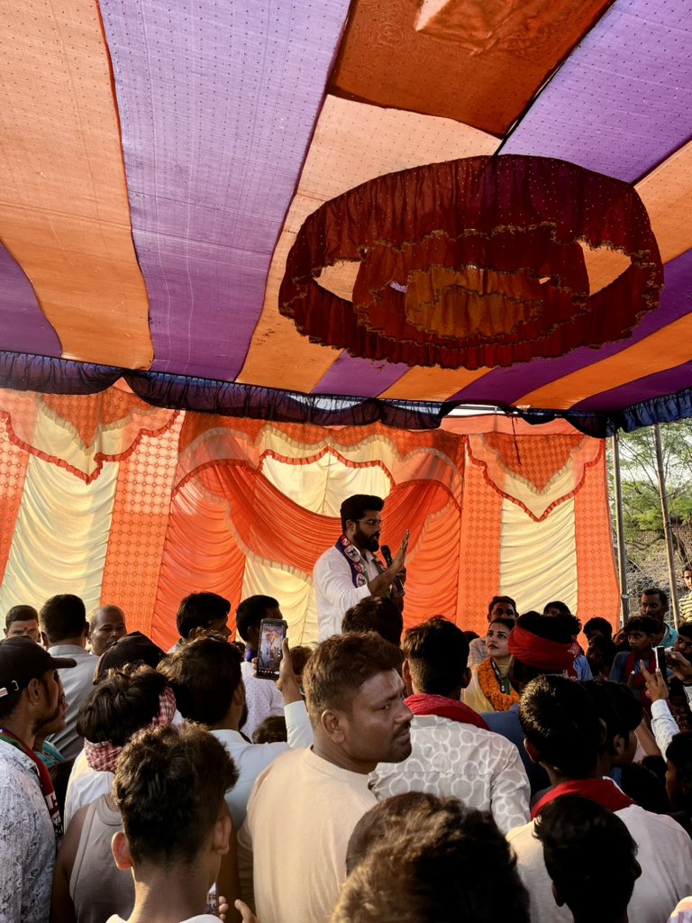 princerajpaswan's tweet photo. बथनाहा विधानसभा क्षेत्र में जनसंपर्क कर राष्ट्रीय लोक जनशक्ति पार्टी के प्रत्याशी अमृता सोनी जी के लिए चुनाव प्रचार किया। https://t.co/4rUg5eFz6c