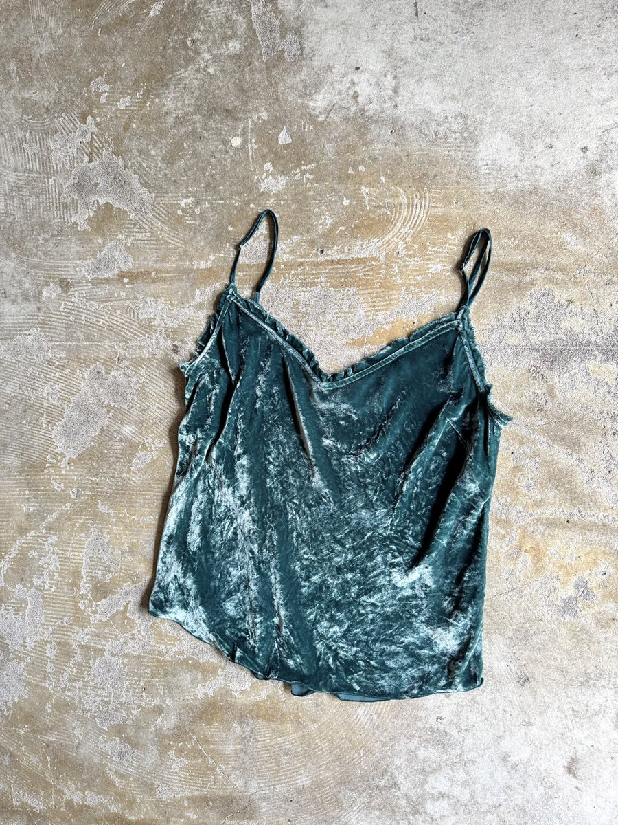 lightcave_alice's tweet image. ベロアキャミソールトップス