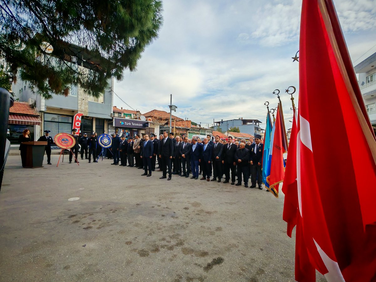 TCKarpuzlu's tweet photo. Büyük Önder Gazi Mustafa Kemal Atatürk'ün Ebediyete İrtihalinin 87. yılı nedeniyle Cumhuriyet Meydanında saygı duruşunda bulunuldu ve çelenk sunma düzenlendi. https://t.co/T7DGrDzRu5