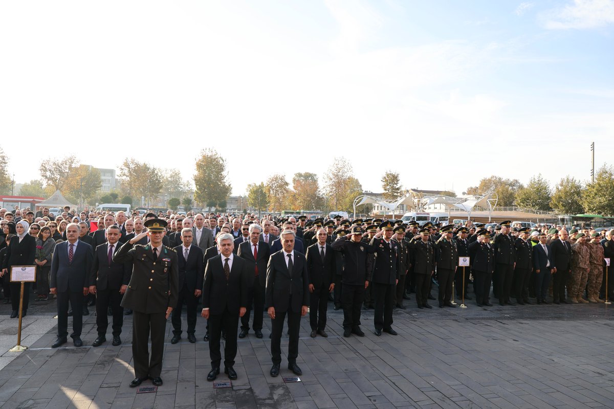 📍 Demokrasi Meydanı

Türkiye Cumhuriyeti’nin kurucusu Gazi Mustafa Kemal Atatürk’ün ebediyete irtihalinin 87. yıl dönümü vesilesiyle; Valimiz Sayın Rahmi Doğan, il protokolü, Şehit yakınlarımız, Gazilerimiz ve öğrencilerimizin katılımıyla Atatürk Anıtı'nda çelenk sunma töreni