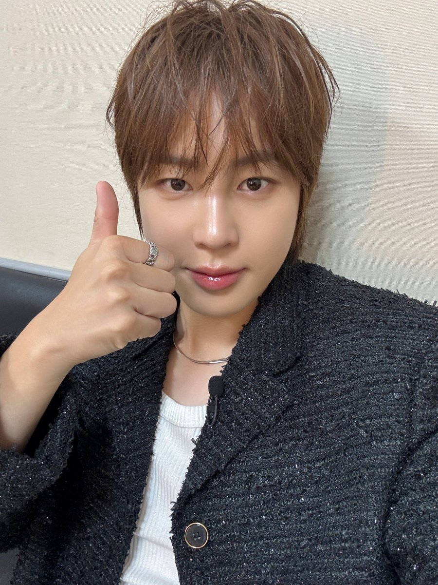 [#하성운] ⏰

잠시 후 10시! Mnet <스틸하트클럽>에 하성운이 출연합니다📺
셍언어💬 
아놔 머 이상한 거 올라온 것 같은데
= 나의 귀여운 셀카가 올라왔어😉

#HASUNGWOON #스틸하트클럽