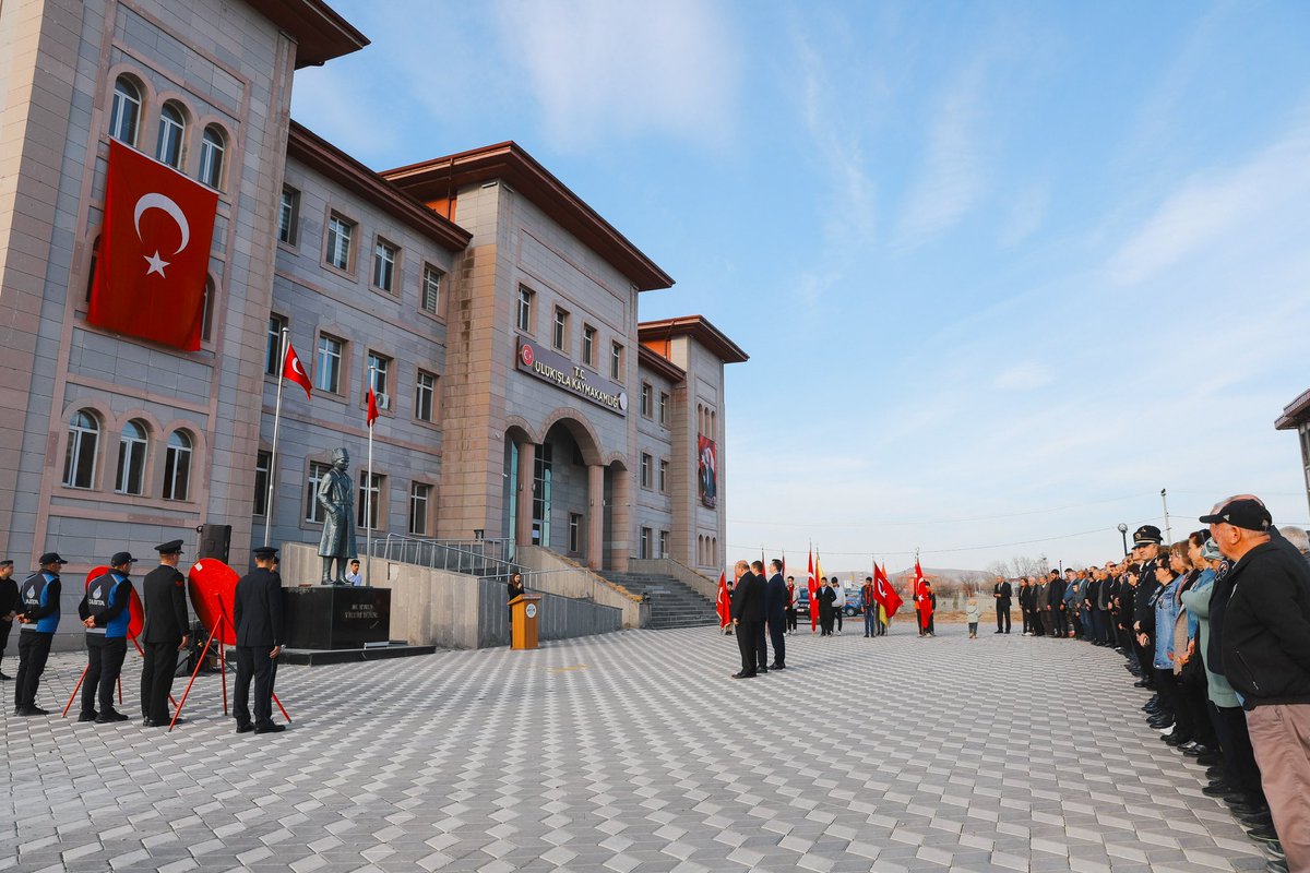 ulukisla_bld's tweet photo. ♦️10 Kasım Atatürk’ü anma günü dolayısıyla Ulukışla Kaymakamlığı önünde çelenk sunma töreni gerçekleştirildi. https://t.co/bYD911jwhJ