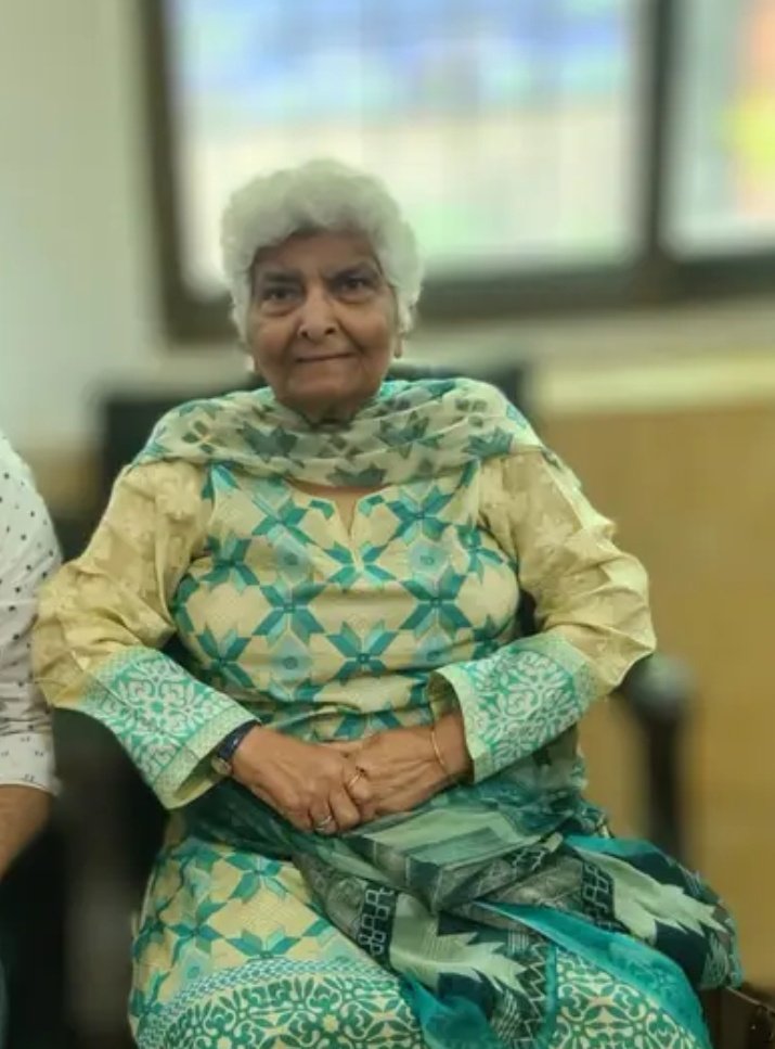 انا لللّه و انا الیہ راجعون۔

بہت ہی پیاری پاکستان کا شاندار ادبی اثاثہ عارفہ سیدہ جی دنیا سے چلی گئیں۔ اللّه تعالٰی ان کی بہترین مغفرت کریں اور اگلی منزلوں کیلئے ہر قدم پر آسانی۔ آمین۔ 
<a href="/TeamYoungstr/">Team Youngster Of Kaptan</a>