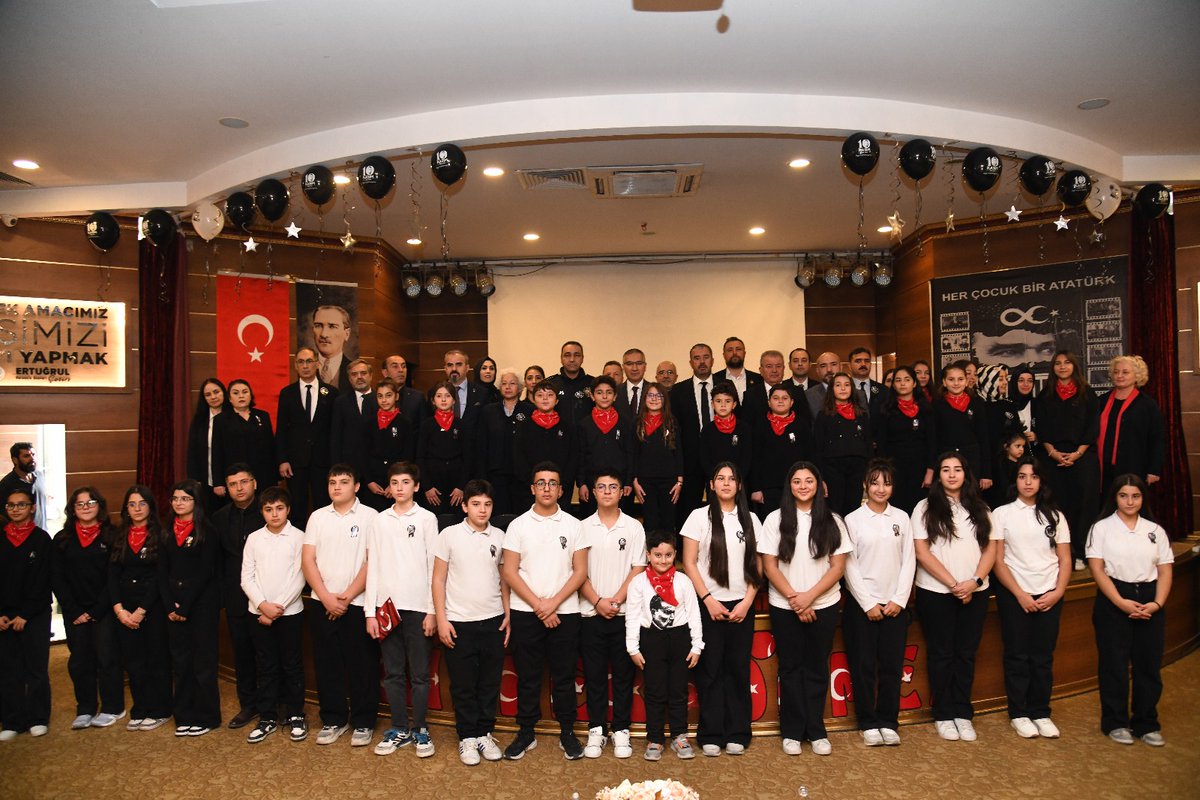 10 Kasım Atatürk'ü Anma Programı Kaymakamımız Üzeyir Aziz Özeren,Belediye Başkanımız Ertuğrul Çetin,kurum amirleri, öğretmen ve öğrencilerimizin katılımlarıyla Saray Kültür Merkezi'nde gerçekleştirildi.