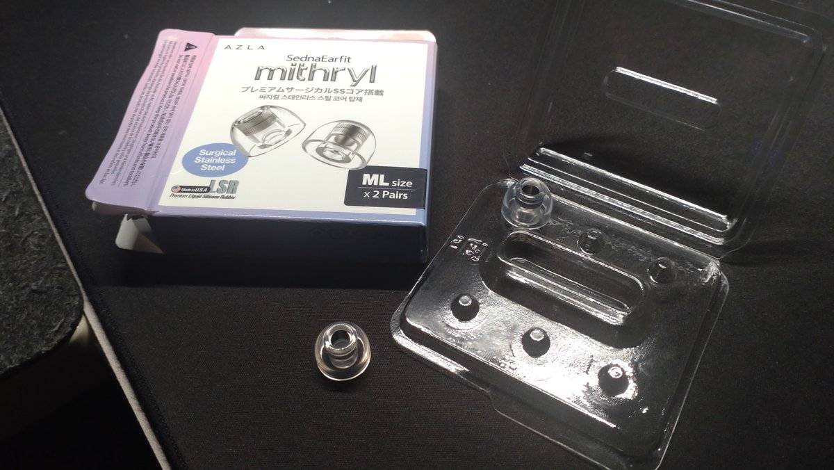 #イヤーピース #AZLA
AZLA SednaEarfit mithryl Standard .

先にSUSが入っているので潰れない。
はじめ違和感あったけど遮音性高い。
突っ込み過ぎない方がよい。慣れる。
音はすっきり透明感ダイレクトって感じ。