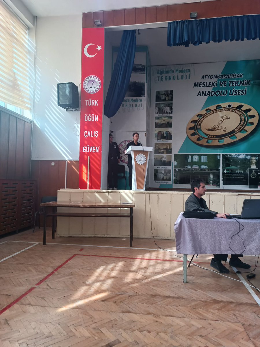 Milli mücadelenin lideri, Cumhuriyetimizin kurucusu aziz Atatürk'ü vefat yıldönümünde minnet, şükran ve Fatihalarla anıyoruz.
Cennet mekan ruhu şad olsun.