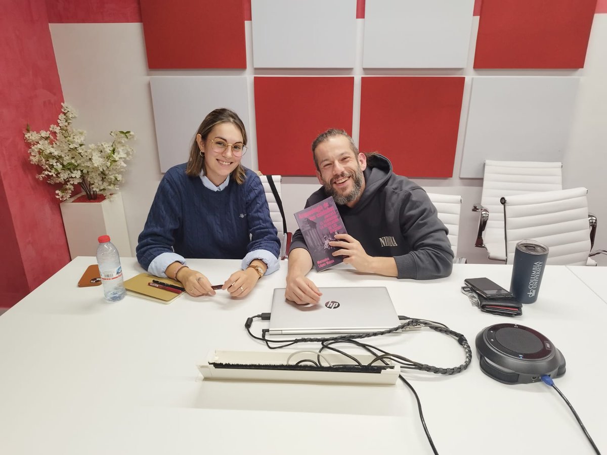 Esta imagen con el libro «Arqueología de los cuidados», de <a href="/VisuaraM/">Mercedes López Mateo</a>, se quedó en el carrete el otro día. Mer nos enseño que además de escribir y pensar sobre el origen de este acto ético, además, sabe disponerlo en cada gesto que tiene hacia los otros. Cuánta esperanza hay.