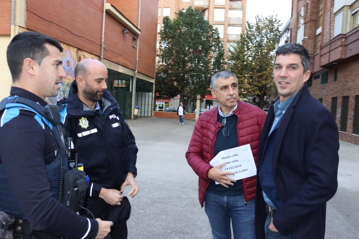 psoesantander's tweet image. Acompañamos a las familias del #CEIPJoséArceBodega en su #concentración para exigir un #patio digno y seguro.

Apoyamos su reivindicación y exigimos al PP que cumpla sus compromisos y ejecute las obras ya.

#SantanderMereceMás #CEIPArceBodega