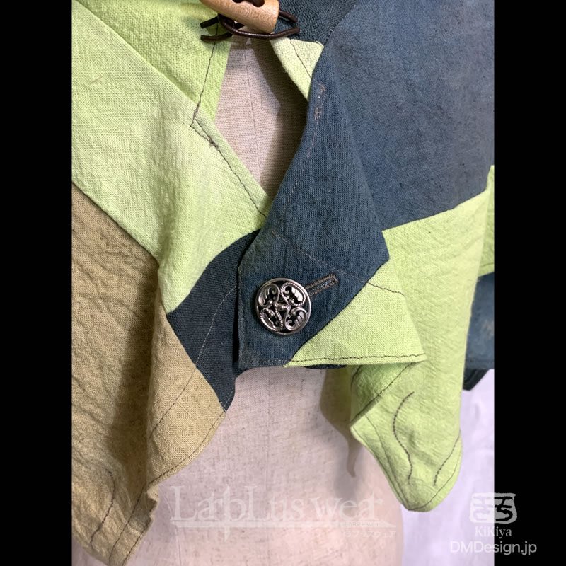 dmdesignjp's tweet image. #トレファン企画展 参加します
今回はエルフ&amp;amp;ドワーフとスチームパンクがテーマ
写真は森の中で木漏れ日を受けるエルフイメージのフードケープ
通常版より背中側が長くフード(帽子)でありながらケープ(マント)的な雰囲気もあり、通常はない細工もあり
ドワーフは…できるかな…
#きき屋
#LarpLuswear