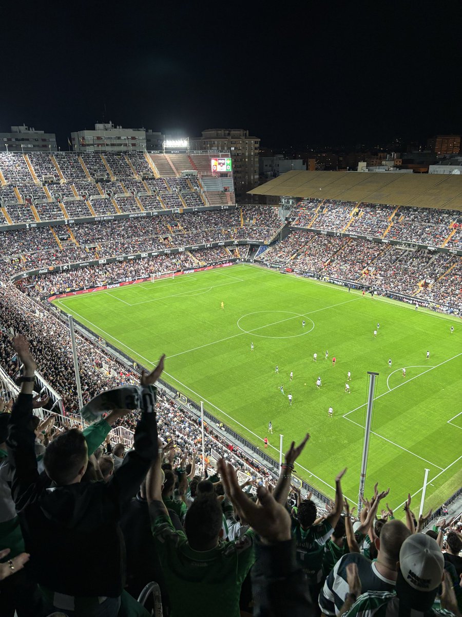 Jornada 12. Valencia C.F. - Real Betis Balompié 

La Peña acompañó al amor de nuestras vidas en el coliseo ché. 

Nos traemos de tierras valencianas un punto que habrá que hacer bueno en casa tras el parón de selecciones.

Seguimos la vida en verde 💪🏻

💚🍻🇪🇸