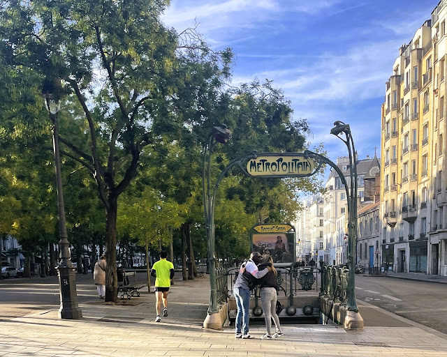 Paris_all_about's tweet photo. At the métro entrance, a quiet pause before parting, the week begins with a kiss and a promise.
#Paris #MetroMonday #ParisMoments #AboutParis #LundiÀParis https://t.co/ctKPbvqife