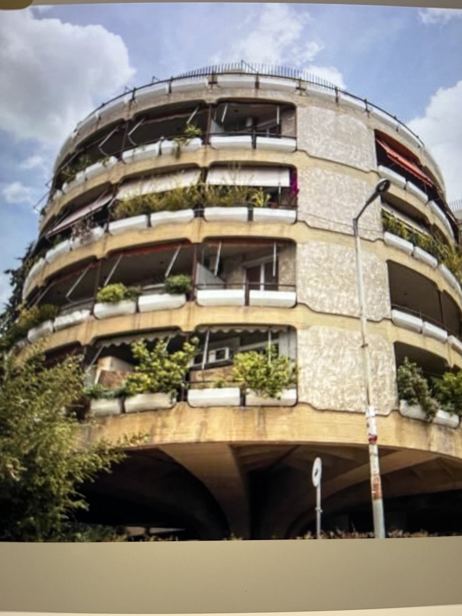 ΚΗΦΙΣΙΑ
Η στρογγυλή πολυκατοικία.
Ένας τεχνολογικός άθλος του 1973-74 που προκάλεσε το ενδιαφέρον και ξένων αρχιτεκτόνων.
Η δημιουργική τόλμη του Νίκου Δεσποτίδη.