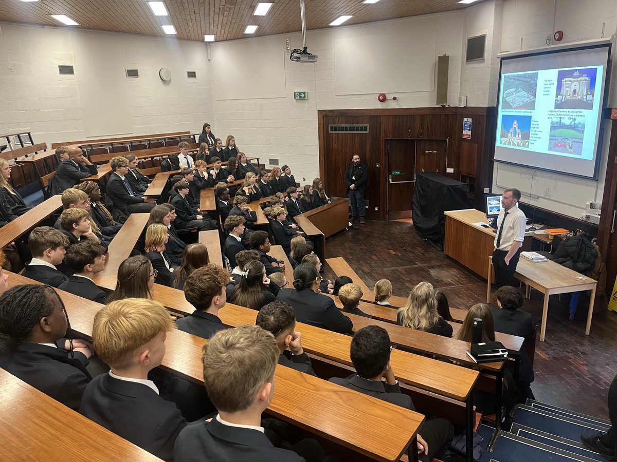 KJacksonEng's tweet image. Thank you to Mr Mount for your assembly this morning to Year 10, all about Remembrance Day. 🌺 @MEChilternEdge #TeamMECE #TeamYear10