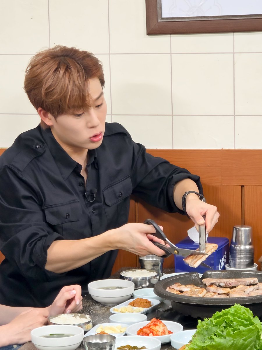 chungyi_pd's tweet image. 반깐에 셔츠 저렇게 걷은 거 유죄 아닙니까? 여러분?
저러고 고기까지 챱챱 구워주면 그거 대유죄인 거예요!
물론 잡혀가는 건 저구요! 핫촤!
*사실 굳이 굳이 이 사진 비하인드로 갖고 온 이유…
저 시크한 착장으로 고기 자르는 주헌 입이 댓발ಠ ɞ ಠ 나온 이유를 몬베베들이랑 공유하고 싶어서거던여