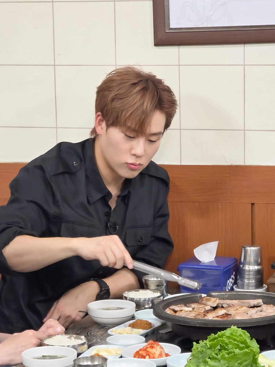 chungyi_pd's tweet image. 반깐에 셔츠 저렇게 걷은 거 유죄 아닙니까? 여러분?
저러고 고기까지 챱챱 구워주면 그거 대유죄인 거예요!
물론 잡혀가는 건 저구요! 핫촤!
*사실 굳이 굳이 이 사진 비하인드로 갖고 온 이유…
저 시크한 착장으로 고기 자르는 주헌 입이 댓발ಠ ɞ ಠ 나온 이유를 몬베베들이랑 공유하고 싶어서거던여