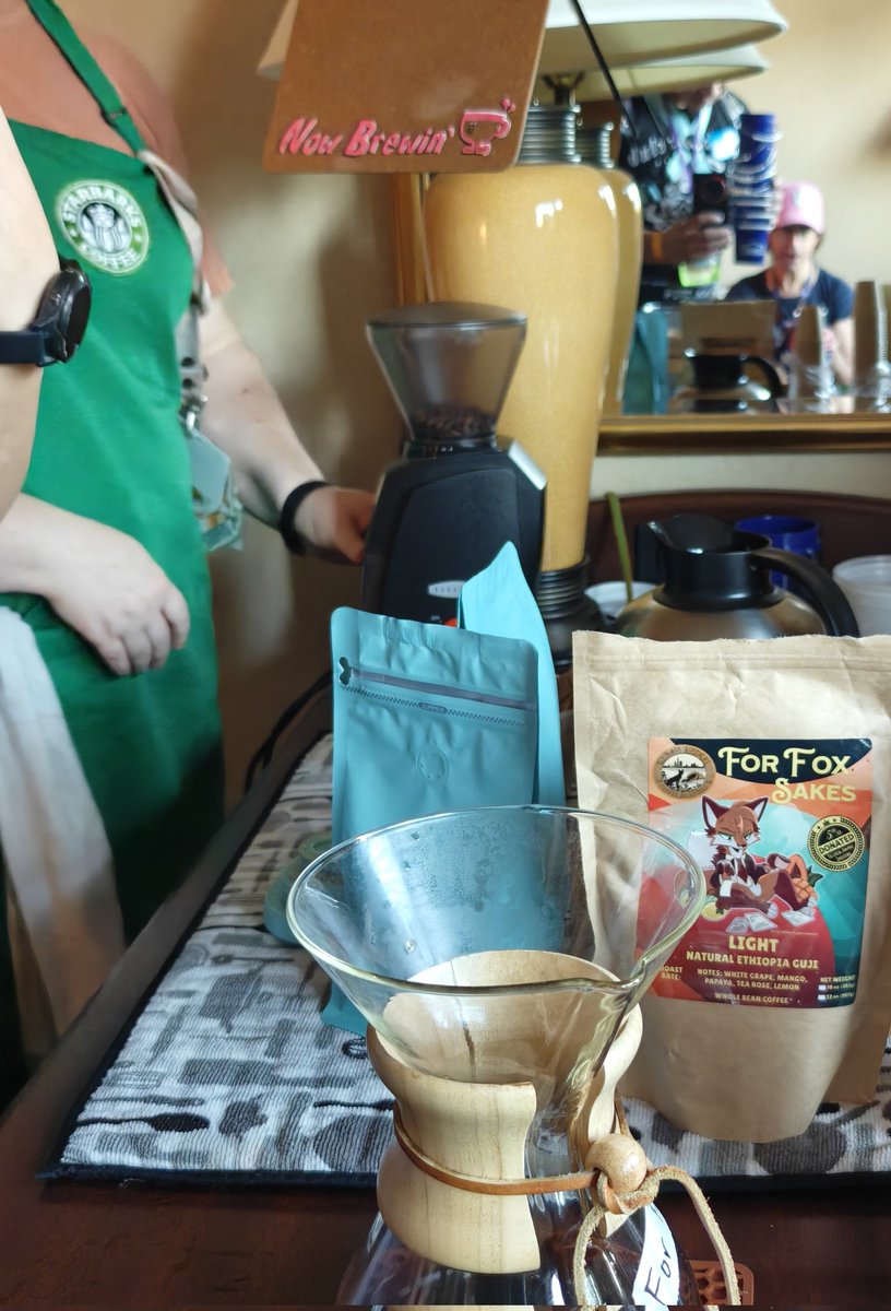 Apfolve's tweet image. Besides the situation, @pacanthro was alright.

Let the mini buckets run free