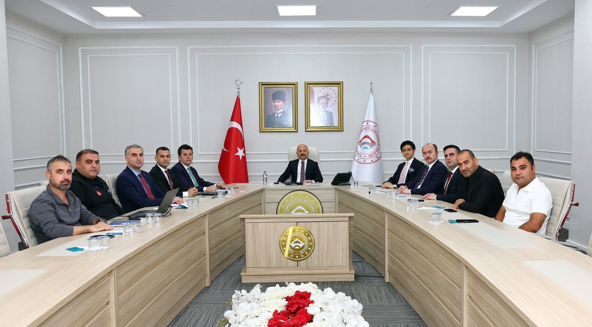 Vali Yardımcıları Değerlendirme Toplantısı Valimiz Sayın <a href="/DrOsmanVarol/">Dr Osman Varol</a> başkanlığında gerçekleştirildi.

Çevre, Şehircilik ve İklim Değişikliği, AFAD İl Müdürlüğü, TOKİ ve Emlak Konut yetkililerinin de katıldığı toplantıda, ilimiz merkez ve köylerinde kalıcı deprem konutlarının