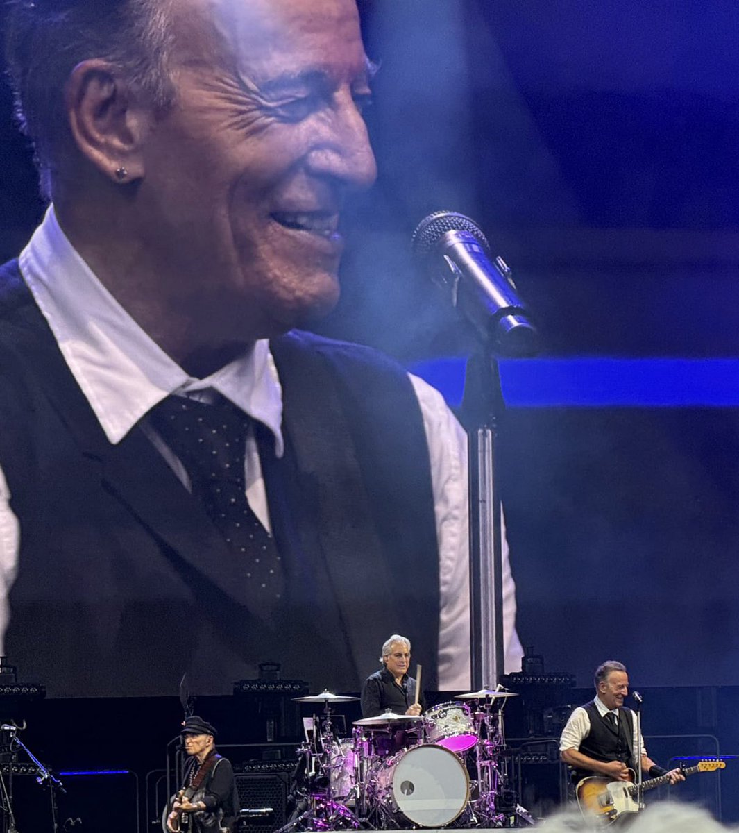 VLafora's tweet photo. @BDoltri @redemartin Bruce morning Davide. Happy #SpringsteenMonday and new week!
π· By @PaulApp0505 #LohadTour https://t.co/sOAhbGya8U