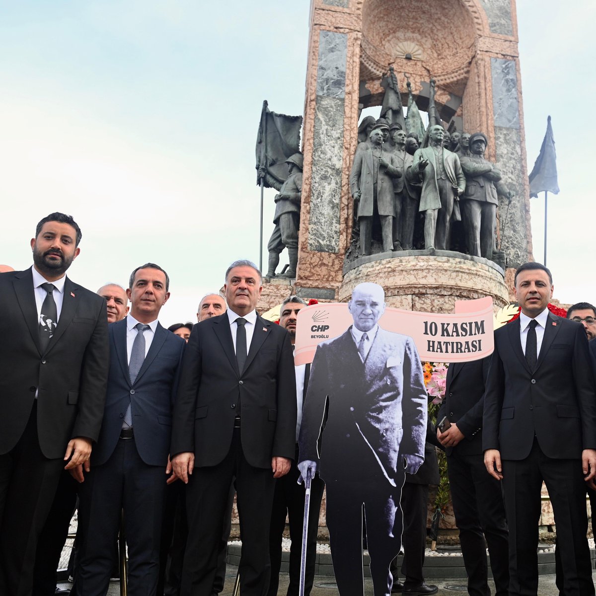 CenkBHashas's tweet photo. CHP Beyoğlu İlçe Başkanlığı olarak, İl Başkanlığımızın öncülüğünde Ulu Önderimiz Gazi Mustafa Kemal Atatürk’ü aramızdan ayrılışının 87. yıldönümünde Taksim’de düzenlenen törende andık ve Cumhuriyet Halk Partisi olarak çelengimizi bıraktık. https://t.co/bNbIuf2x1i