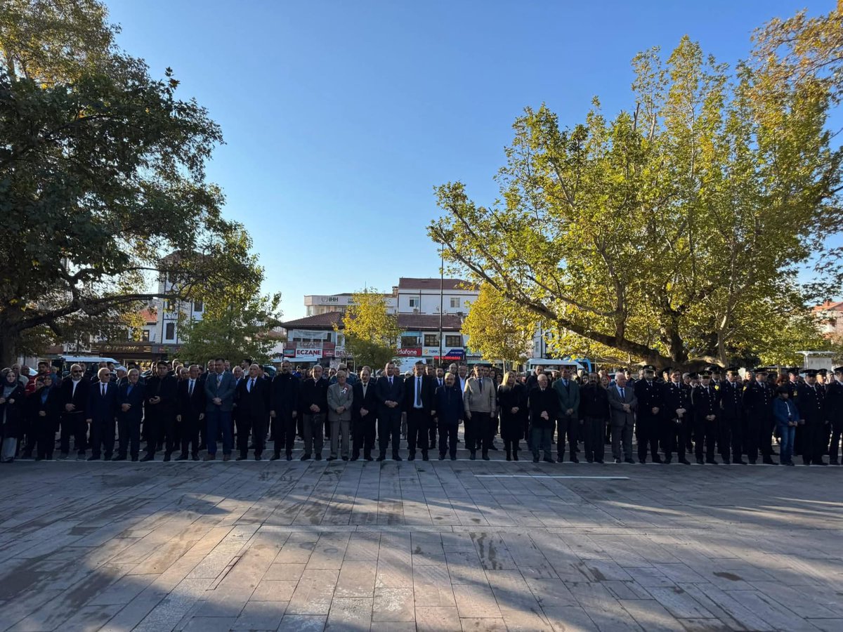 AkGenclikcubuk's tweet photo. İlçe Başkanımız Sayın Ahmet Kılıç, Belediye Başkanımız Sayın Baki Demirbaş, İlçe Gençlik Kolları Başkanımız Sayın Uhud Bağcı ve Teşkilat Mensuplarımız ile birlikte Atatürk Parkı'nda düzenlenen çelenk sunma törenine katılım sağladılar. https://t.co/sYUrlMGliQ