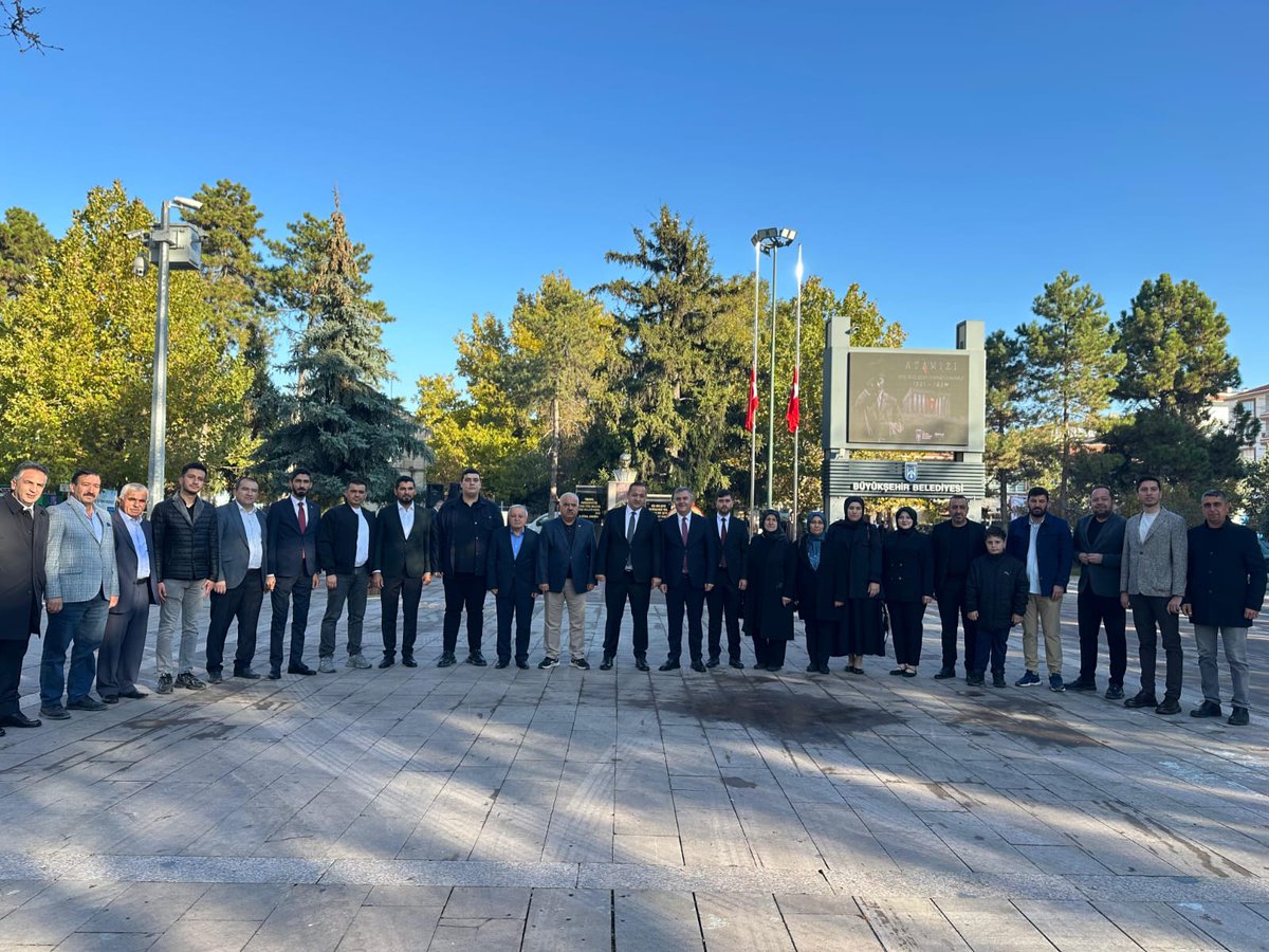 AkGenclikcubuk's tweet photo. İlçe Başkanımız Sayın Ahmet Kılıç, Belediye Başkanımız Sayın Baki Demirbaş, İlçe Gençlik Kolları Başkanımız Sayın Uhud Bağcı ve Teşkilat Mensuplarımız ile birlikte Atatürk Parkı'nda düzenlenen çelenk sunma törenine katılım sağladılar. https://t.co/sYUrlMGliQ