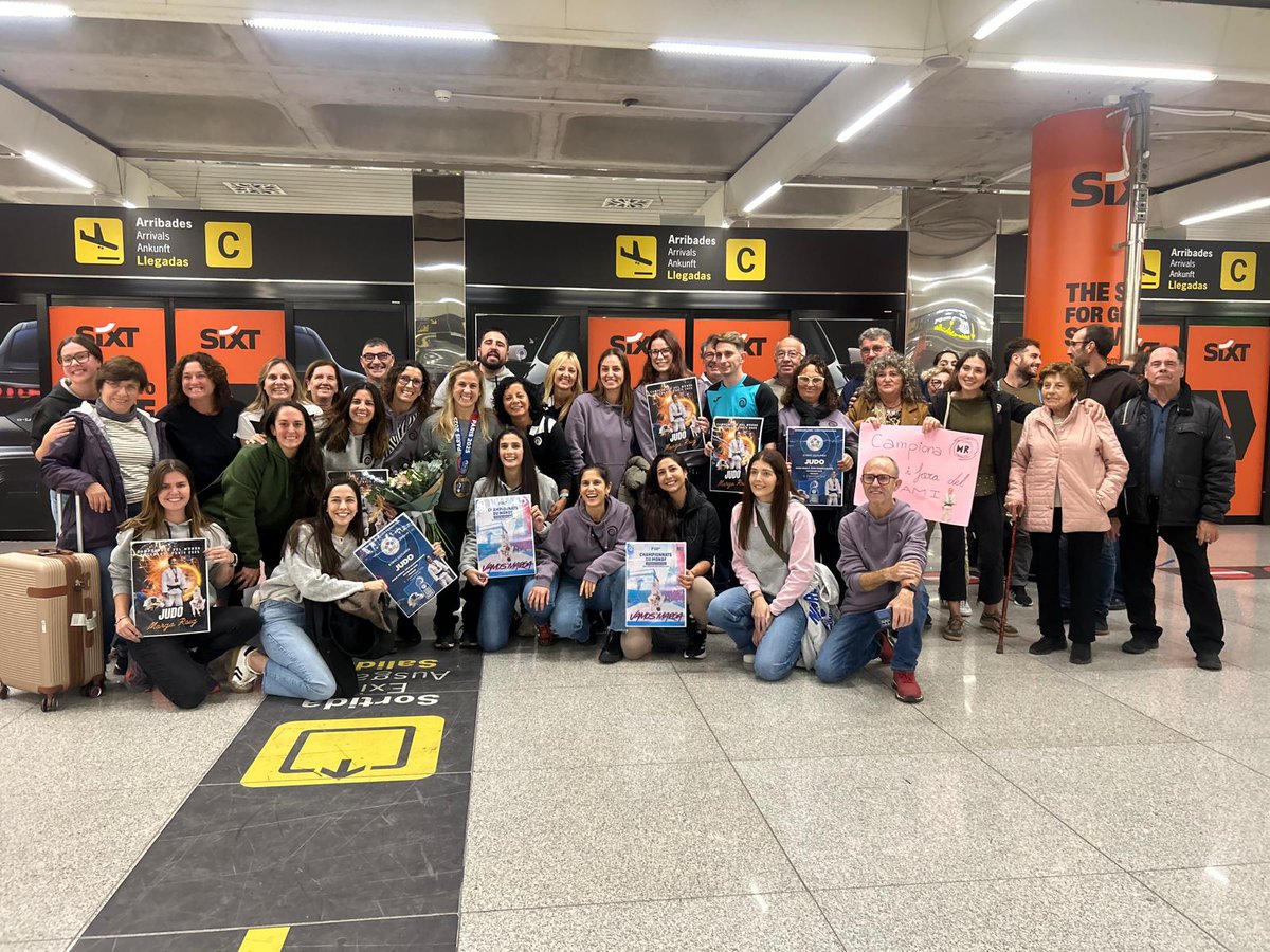 Rebuda amb emoció a l’aeroport de Son Sant Joan de Palma a la campiona del món de judo veterans -52 kg, Marga Roig Carrió, per part de membres del seu club Marga Roig Training, familiars i amistats. Un moment ple d’orgull i alegria després d’una fita històrica.
#CalaBona