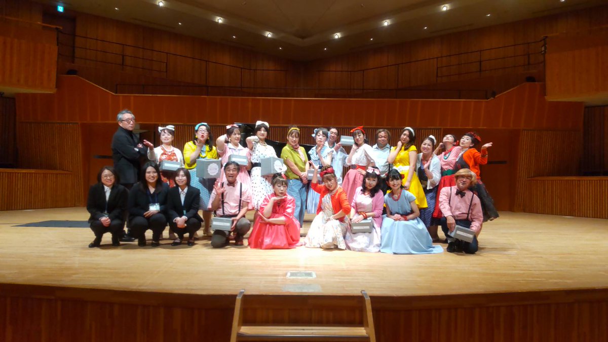KKonsei13128's tweet photo. 昨日　軽井沢混声合唱団定期演奏会終わりました、雨天でしたが遠くからもお出かけくださり、ありがとうございました🙇。なかなか普段できない衣装を身に着けて皆楽しそうでした。ホールのスタッフの皆さんありがとうございました🙇
#軽井沢混声合唱　#軽井沢大賀ホール
#定期演奏会 https://t.co/MOE1DM0q8x