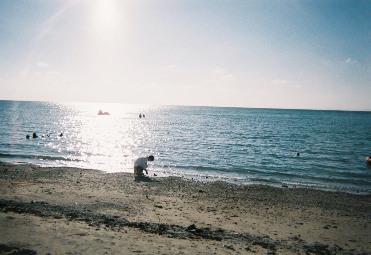 kentabook_staff's tweet image. ⋱撮影オフショット📸⋰

一緒に撮影した柴犬のこてつくんに
メロメロだった健太さん🐾🩷

なにやらふたりでお話し中？の一枚を
ぜひズームしてご覧ください🔍ˎˊ˗

#神谷健太
#神谷健太1st写真集
#THERAMPAGE
#MA55IVE