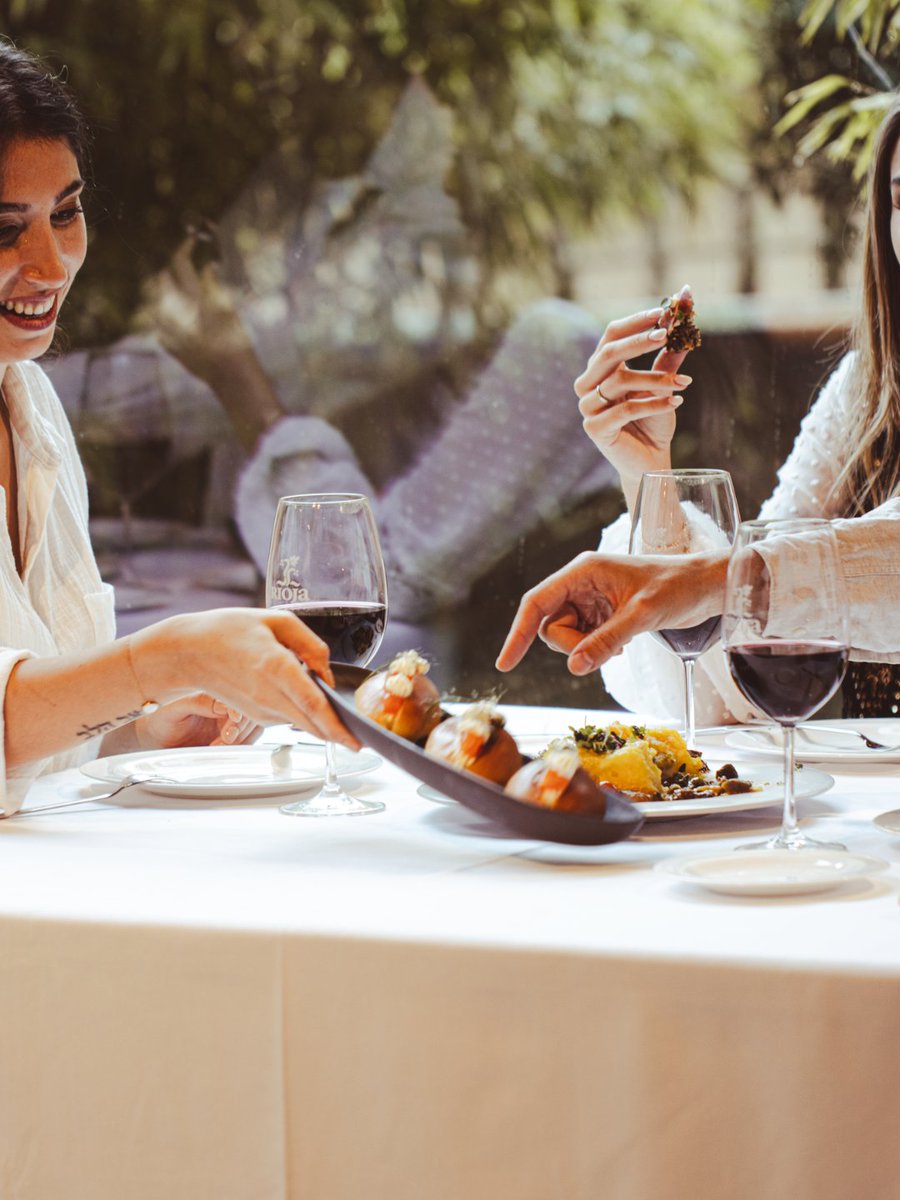 Ayer fue el Día Mundial del Enoturismo.  Y lo hacemos brindando por un nuevo récord: 912.438 visitantes en 2024. Consolidando a Rioja como la Denominación de Origen más visitada de España. 
👉 214 bodegas abren sus puertas al público, ofreciendo experiencias únicas.
👉 Con una