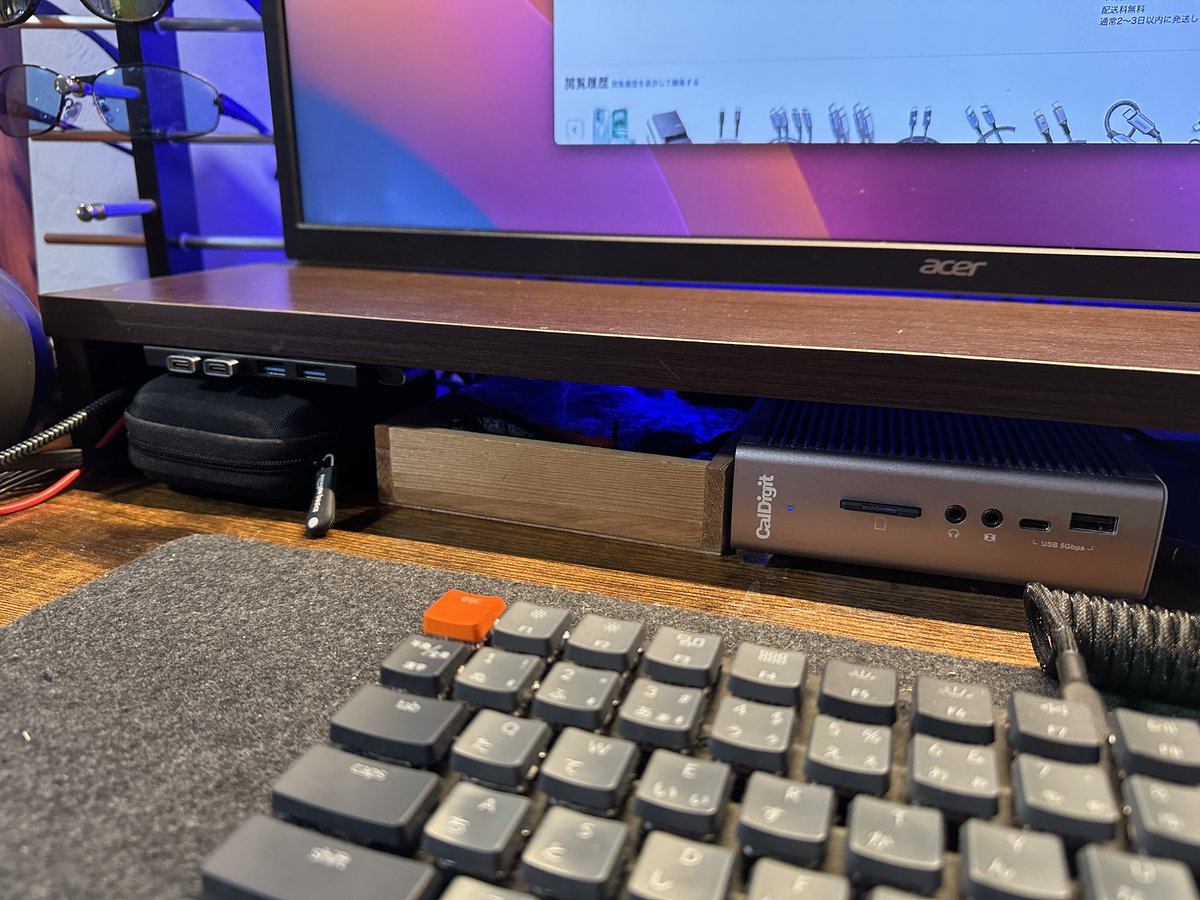 namiwo's tweet photo. デスクシェルフの下に給電タイプのUSB-Hubをcaldigitのドッキングステーションから裏で這わせて使いやすいところに両面テープでくっつけてType-AからCの変換を2つぶち込んで快適便利な作業環境になりました。
#デスク
#デスクシェルフ
#caldigit https://t.co/vAgPHpwkTy