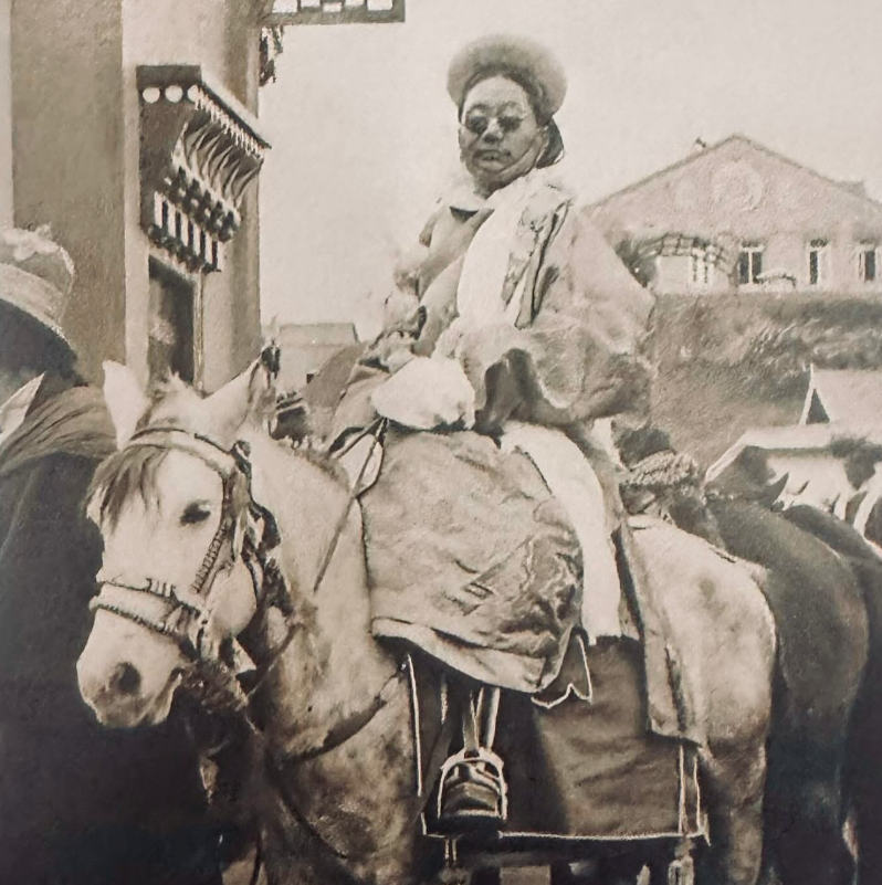 HistoryTibetan's tweet image. The Phari Kutshab served as the envoy of the Chogyal (King) of Sikkim in Tibet, overseeing the royal estates granted to the third Chogyal, Chakdor Namgyal (1686–1716), by the Sixth Dalai Lama, Tsangyang Gyatso.
#Tibet #Sikkim #History #TibetHistory #FreeTibet #DalaiLama #Tibetan…