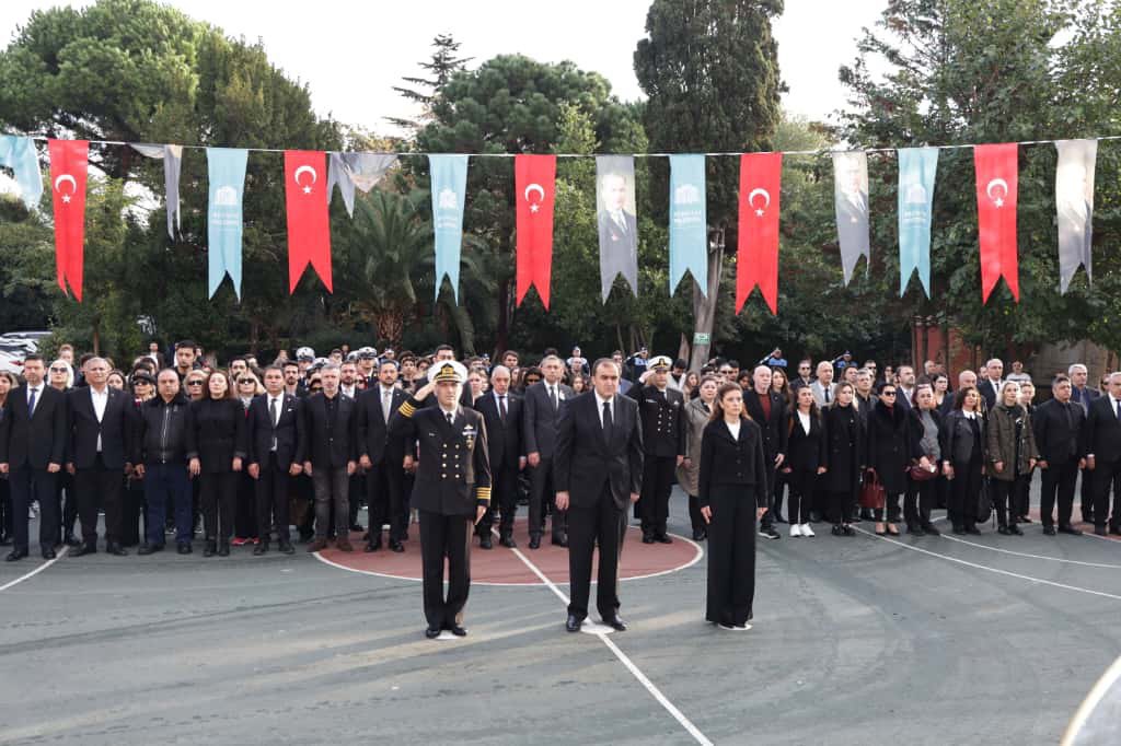 tcbesiktas_'s tweet photo. Büyük Önder Gazi Mustafa Kemal Atatürk’ün ebediyete irtihalinin 87. yıl dönümünde, Beşiktaş Anadolu Lisesi Atatürk Anıtı önünde çelenk sunma töreni gerçekleştirildi. https://t.co/QslQ0mmyXu