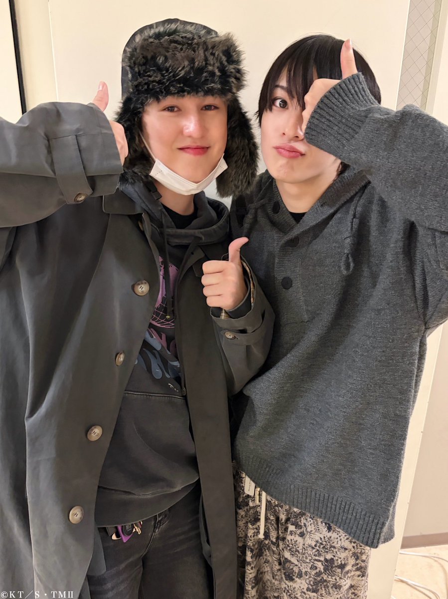 【 #新テニミュ 】33公演目🎾
本日もご来場いただいた皆さま、ありがとうございました。
📷スペイン代表から３ショットをお届け🇪🇸本日も新テニミュ・テニミュシリーズ出演キャストのみんなが駆けつけてくれました！

明日は休演日、次回は11/12(水)13:00公演となります。ご来場お待ちしております。