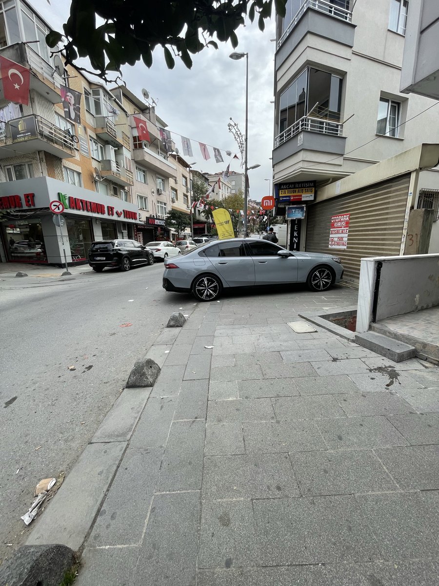 ArmenDacic88198's tweet photo. @istanbul_EGM @AliYerlikaya @TC_icisleri @bpasabelediyesi bu araç saatlerdir yaya kaldırımını işgal ediyor ve vatandaşları cadde üzerinden yürümeye zorlayıp tehlikeye sokuyor..Yetkililere duyuru cezasız kalmamalı https://t.co/TamIWL9Tuc
