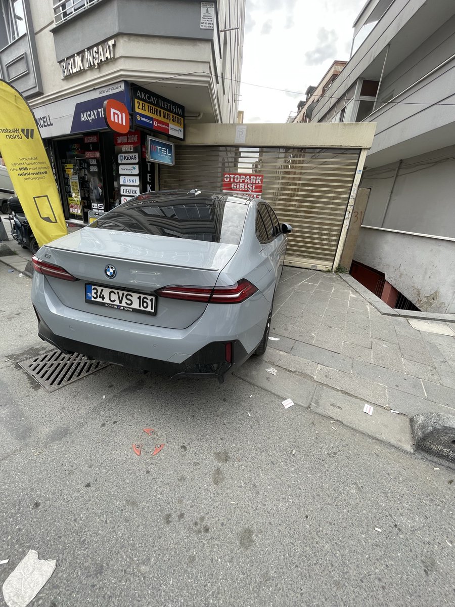 ArmenDacic88198's tweet photo. @istanbul_EGM @AliYerlikaya @TC_icisleri @bpasabelediyesi bu araç saatlerdir yaya kaldırımını işgal ediyor ve vatandaşları cadde üzerinden yürümeye zorlayıp tehlikeye sokuyor..Yetkililere duyuru cezasız kalmamalı https://t.co/TamIWL9Tuc