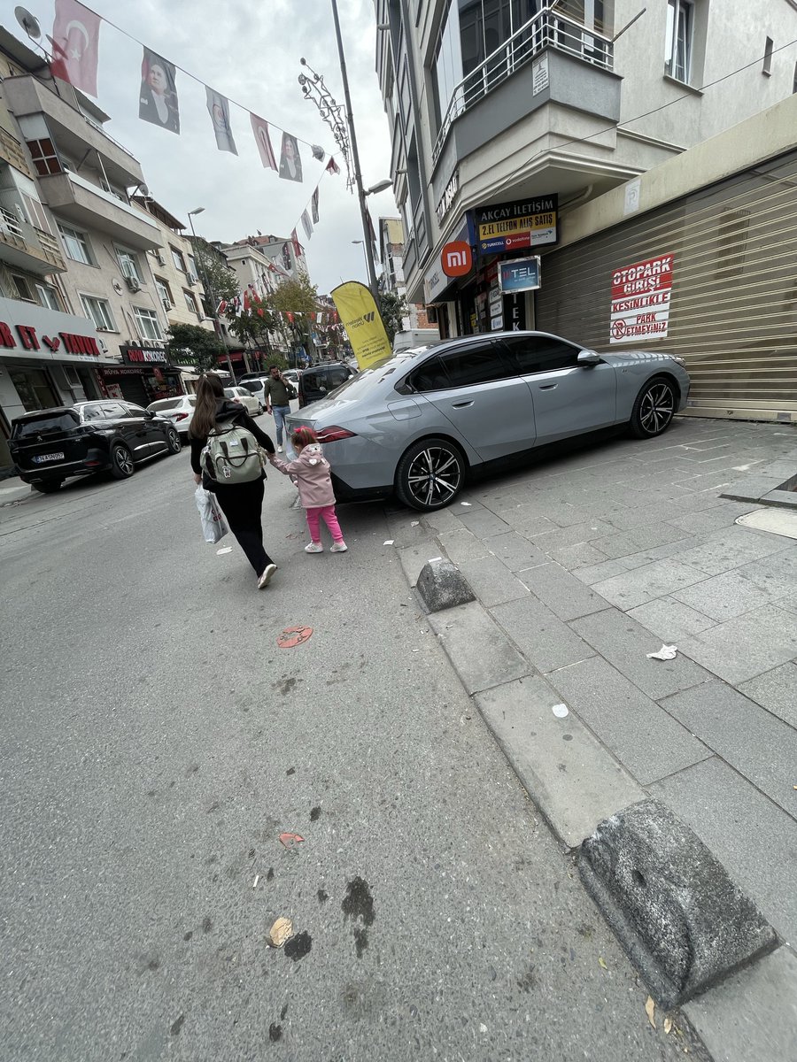 ArmenDacic88198's tweet photo. @istanbul_EGM @AliYerlikaya @TC_icisleri @bpasabelediyesi bu araç saatlerdir yaya kaldırımını işgal ediyor ve vatandaşları cadde üzerinden yürümeye zorlayıp tehlikeye sokuyor..Yetkililere duyuru cezasız kalmamalı https://t.co/TamIWL9Tuc