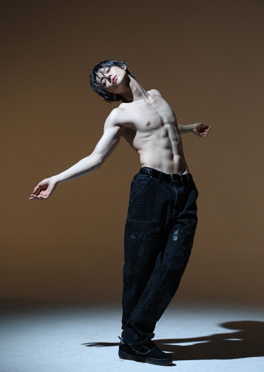 ROCKSTARYJ's tweet image. a living sculpture