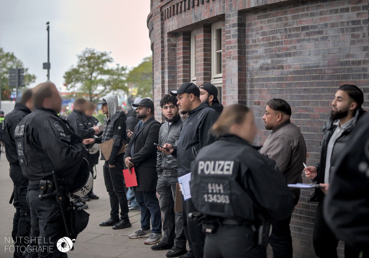 nutshellfotos's tweet photo. Am Samstag den 08.11.2025 fand in #Hamburg eine antizionistische Demonstration statt. Aus dem Umfeld  der verbotenen Gruppe "Muslim Interaktiv" wurden Flyer verteilt. Die Polizei schritt ein. #HH0811

Alle Bilder findet ihr hier: https://t.co/MilVoSTFRK https://t.co/0NAA2PW6kN