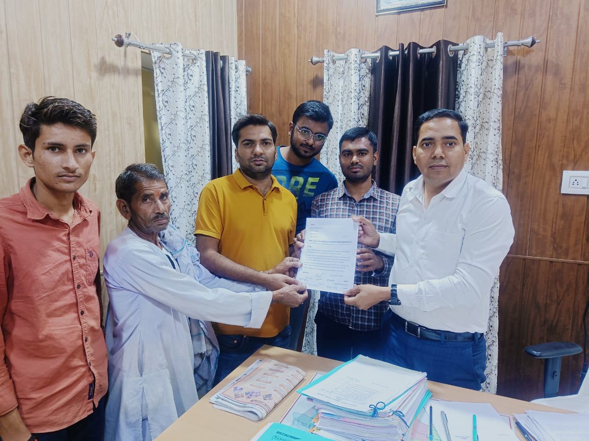 चतुर्थ श्रेणी कर्मचारी के पद बढ़ाने के लिए टोडाभीम उपखंड अधिकारी अमन_चौधरी_जी को मुख्यमंत्री के नाम ज्ञापन सौंपा है भजनलाल जी युवाओं की मांग सुने जिससे सरकारी नौकरी का सपना देखने वाले युवाओं को फायदा मिले 
<a href="/BhajanlalBjp/">Bhajanlal Sharma</a> <a href="/RajCMO/">CMO Rajasthan</a>
#चतुर्थ_श्रेणी_70000_पद_करो
#चतुर्थ_श्रेणी_पद_बढ़ाओ