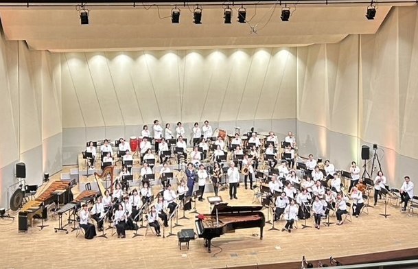 iisui1973's tweet photo. 飯塚吹奏楽団第52回定期演奏会は大盛況のもと無事終演しました🎵
今回ゲスト出演していただきました #五条院凌 様、司会の #市原隆靖 様、
本当にありがとうございました 😭
定期演奏会はこれで終わりですが、これからのいいすいもよろしくお願いします✨
#いいすい #飯塚吹奏楽団 #吹奏楽 #五条院凌 https://t.co/DDII1fCXZc