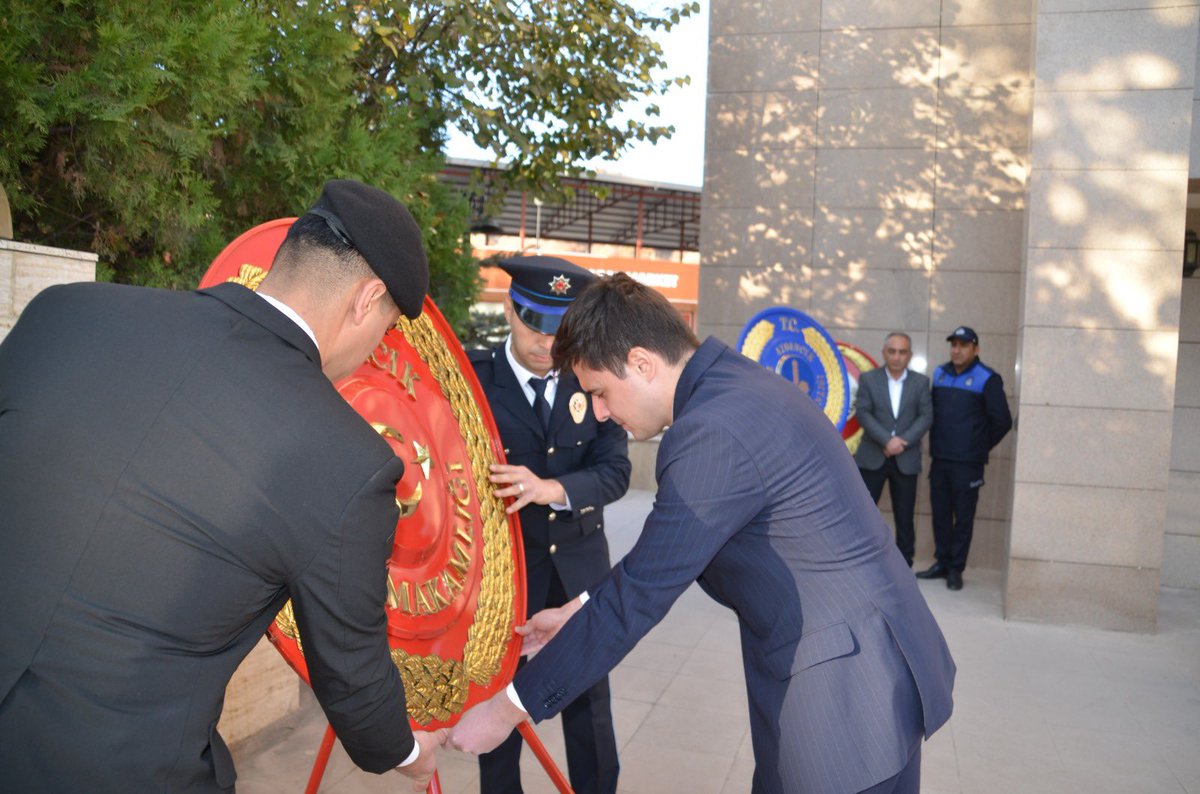 10 Kasım Atatürk'ü Anma günü münasebetiyle Hükümet Konağı önünde Atatürk Anıtına çelenkler sunuldu.
Cumhuriyetimizin Kurucusu Gazi Mustafa Kemal Atatürk'ü,vefatının 87.yıl dönümünde rahmet,minnet ve saygıyla anıyoruz.