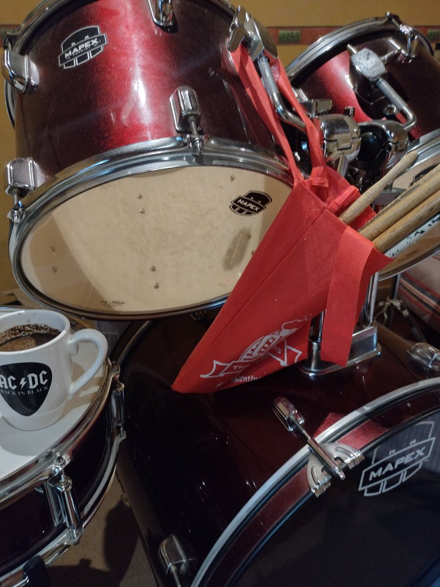 Buen día cara felices de lunes... #BuenaSemana!!
Café y no queda otra que arrancar....
Que tengas un excelente día de caloreteeee...
Pero no te olvides 👇 
💀 Siempre con MÚSICA para el alma...
Arriba putessssssss!!!!